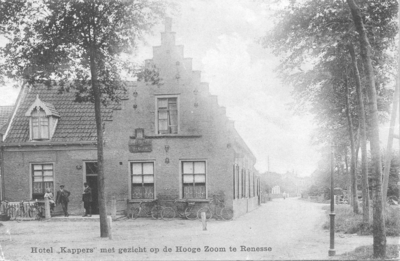 WA-0933 Renesse. Korte Reke. Hotel Kappers (in 2016 Het Wapen van Zeeland). Rechts van het hotel, zicht op de Hogezoom.