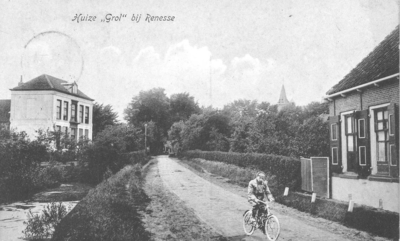 WA-0950 Renesse. Stoofweg. Richting Renesse, rechts de woning van Jan Padmos, links Huize Grol. De fietser is door de ...