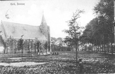 WA-0962 Renesse. Ring. De westzijde van de Kerk met links daaraan de school.