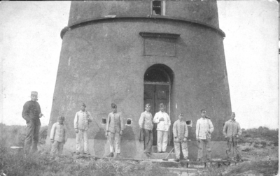 WA-1035 Noordwelle. Vuurtoren Noord Schouwen bij Den Haard. Deze toren uit 1848 stond ter hoogte van de duinovergang ...
