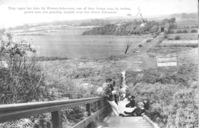 WA-1167 Westenschouwen. Steenweg. De binnentrap van de strandovergang die in 1911 door het waterschap werd aangelegd. ...