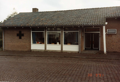 WA-1421 Renesse. Lange Reke 32. Het voormalige Groene Kruis gebouw. In 2017 is het linker gedeelte een winkel aan de ...
