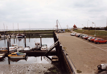 WA-1537 Burghsluis. De haven met op de dijk de oude top van de vuurtoren als kantoor van de havenmeester.