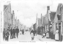 X-0047W Bruinisse. Nieuwstraat. Rechts voor de deur van de herberg De Gunst (later café P. Koene) staat Jannetje (v. ...