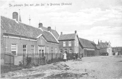 X-0053W Bruinisse. Deestraat / Lange Ring. Links het armenhuis van de stichting de Bal , uit een nalatingschap van J.C. ...