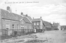 X-0053W Bruinisse. Deestraat / Lange Ring. Links het armenhuis van de stichting de Bal , uit een nalatingschap van J.C. ...