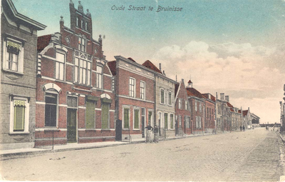 X-0094W Bruinisse. Oude Straat. Gezicht op de Oudestraat te Bruinisse in de richting van de haven, met links aan het ...