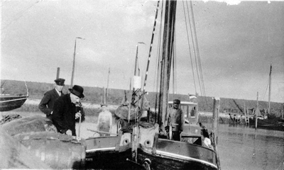X-0320W Bruinisse. Het betonningsvaartuig de Hoop van Salomon Beekman. Aan boord: rechts knecht Jan Bal en links ...