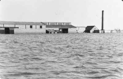 X-0463 Haamstede. Vlasverwerkingsbedrijf De Roterij tijdens de Watersnoodramp.