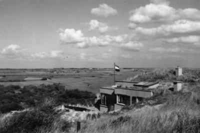 X-0582 Burgh-Haamstede. Tot vakantiewoning omgebouwde bunker De Zeven Konijnen .