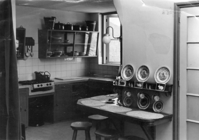 X-0584 Burgh-Haamstede. Tot vakantiewoning omgebouwde bunker De Zeven Konijnen . Interieur van de keuken.