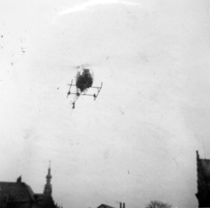 X-0647 Zierikzee. De helicopter met prins Bernhard nog boven het Havenplein.