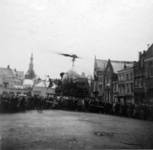 X-0648 Zierikzee. De helicopter met prins Bernhard vlak voor de landing op het Havenplein.