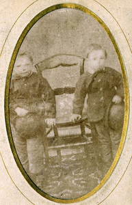 X-0817 Bruinisse. V.l.n.r: Jan Beekman (Bruinisse 19-09-1869) en Engel Beekman (Bruinisse 18-08-1870). Zoons van ...