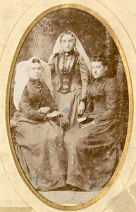 X-0818 Bruinisse. V.l.n.r: Pieternella Zoeter, Marina Wisse en Pieternella Zoeter (geb. Bruinisse 8 juli 1872).