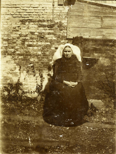 X-0830 Bruinisse. Sara Zoeter-van Oeveren (Ouwerkerk 15-02-1834; Bruinisse 20-05-1914). Gehuwd met Marinus Zoeter