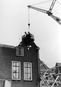 X-0875 Zierikzee. St. Domusstraat. Herstelwerkzaamheden na de instorting van een binnenmuur, twee daken en een aantal ...