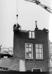 X-0876 Zierikzee. St. Domusstraat. Herstelwerkzaamheden na de instorting van een binnenmuur, twee daken en een aantal ...