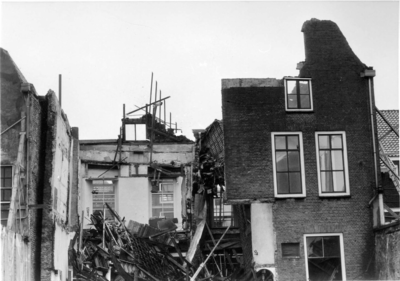 X-0903 Zierikzee. St. Domusstraat. Ravage na de instorting van een binnenmuur, twee daken en een aantal zolders tijdens ...
