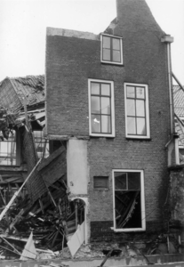 X-0904 Zierikzee. St. Domusstraat. Ravage na de instorting van een binnenmuur, twee daken en een aantal zolders tijdens ...