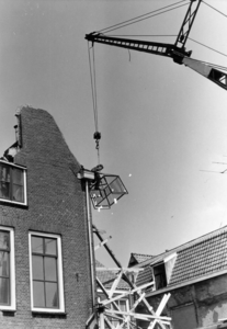 X-0905 Zierikzee. St. Domusstraat. Herstelwerkzaamheden na de instorting van een binnenmuur, twee daken en een aantal ...