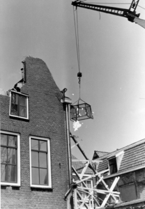 X-0906 Zierikzee. St. Domusstraat. Herstelwerkzaamheden na de instorting van een binnenmuur, twee daken en een aantal ...