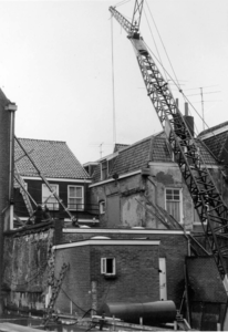 X-0916 Zierikzee. St. Domusstraat. Herstelwerkzaamheden na de instorting van een binnenmuur, twee daken en een aantal ...