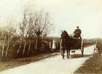 X-0924 De postkar op een van de wegen in Schouwen. Op de kar de postrijder Joost Uil.