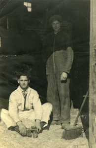 X-1175 Haamstede, stookplaats van de Vlasfabriek. Links schilder Sam Coomans, rechts: C. Manni, stoker.