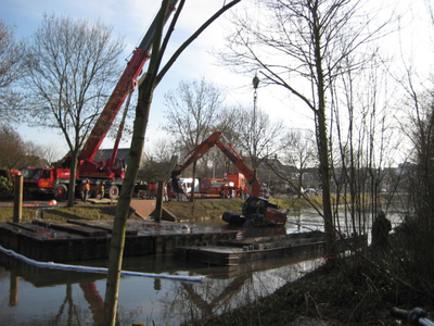 X-1258 Zierikzee. Grachtweg. Tijdens baggerwerkzaamheden in de Zoete Gracht kantelde de graafmachine in het water. Hij ...