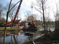 X-1259 Zierikzee. Grachtweg. Tijdens baggerwerkzaamheden in de Zoete Gracht kantelde de graafmachine in het water. Hij ...