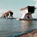 X-1366 Bouw Oosterscheldebrug / Zeelandbrug, gezien vanaf Schouwen-Duiveland.