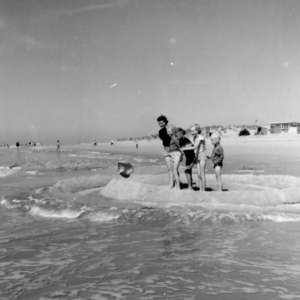 X-1396 Nieuw-Haamstede Strandgenoegens in de jaren '50. Rechts op de achtergrond strandpaviljoen De Boei met ervoor op ...