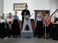 X-1518 Zierikzee. Nieuwe kerk. Bijeenkomst Zeeuwse klederdrachtverenigingen. Presentatie voor de Commissaris der ...