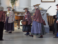 X-1519 Zierikzee. Nieuwe kerk. Bijeenkomst Zeeuwse klederdrachtverenigingen. Presentatie voor de Commissaris der ...