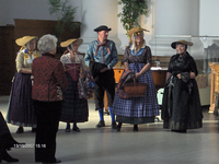 X-1522 Zierikzee. Nieuwe kerk. Bijeenkomst Zeeuwse klederdrachtverenigingen. Presentatie voor de Commissaris der ...