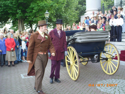 X-1537 Zierikzee. Nieuwe kerk. Opening tentoonstelling bruidskleding. 'Ja ik wil'. Aankomst van het bruidspaar. Bij de ...