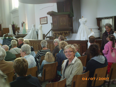 X-1542 Zierikzee. Nieuwe kerk. Opening tentoonstelling bruidskleding. 'Ja ik wil'. Publiek in de kerk. Bij de opening ...