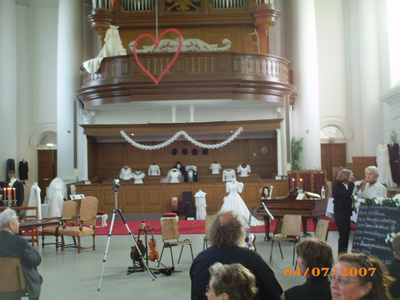 X-1545 Zierikzee. Nieuwe Kerk. Opening tentoonstelling bruidskleding. 'Ja ik wil'. Publiek in de kerk; rechts Baukje ...