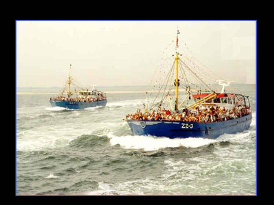 X-1589 Zierikzee. Rondvaart op de Oosterschelde tijdens de Zierikzeese Visserijdagen. Op de voorgrond de mosselkotter ...