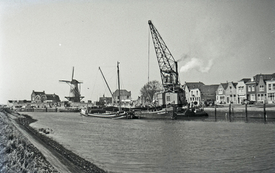 X-1700 Zierikzee. Nieuwe Haven. De afgebeelde stoomkraan is een MUZ -kraan. Na de ramp van 1953 zijn deze kranen overal ...