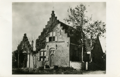 X-2038 Haamstede. Sluispad. Huize Het Anker. Een oude boerenwoning die tussen 1917 en 1918 is omgebouwd tot jachthuis ...