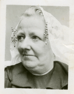 X-2184 Dreischor. Toontje Catharina de Waaij (Dreischor 17-12-1884; Zierikzee 16-05-1966). Zij was gehuwd met Abraham ...