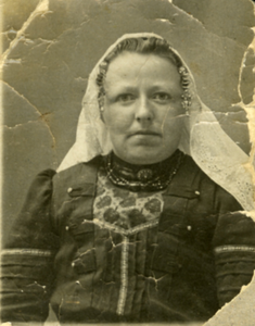 X-2185 Dreischor. Toontje Catharina de Waaij (Dreischor 17-12-1884; Zierikzee 16-05-1966). Zij was gehuwd met Abraham ...