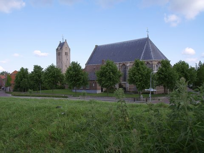 X-2199 Oosterland. Hofweg. Een fraaie opname van de toren en kerk