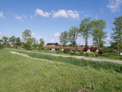 X-2206 Oosterland. Hofweg. Gezicht op ouderenwoningcomplex De Saele van af de dijk bij de Aanwas .