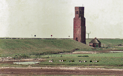 X-2286 Koudekerke. Plompe toren met Koudekerkse inlagen. Naast de toren: noodboerderij.
