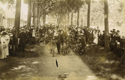 X-2524 Renesse. Lange Reke (?)/ Korte Reke (?) Viering 100 jaar Onafhankelijkheid. Versierde fietsen, die later op de ...