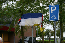 X-2820 Noordgouwe. Onthulling straatnaambord van het Mr. Gerretsenplantsoen. De dorpsvlag bedekt het bord.