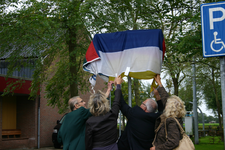 X-2821 Noordgouwe. Onthulling straatnaambord van het Mr. Gerretsenplantsoen door (o.a.) G. Gerretsen (links) en ...